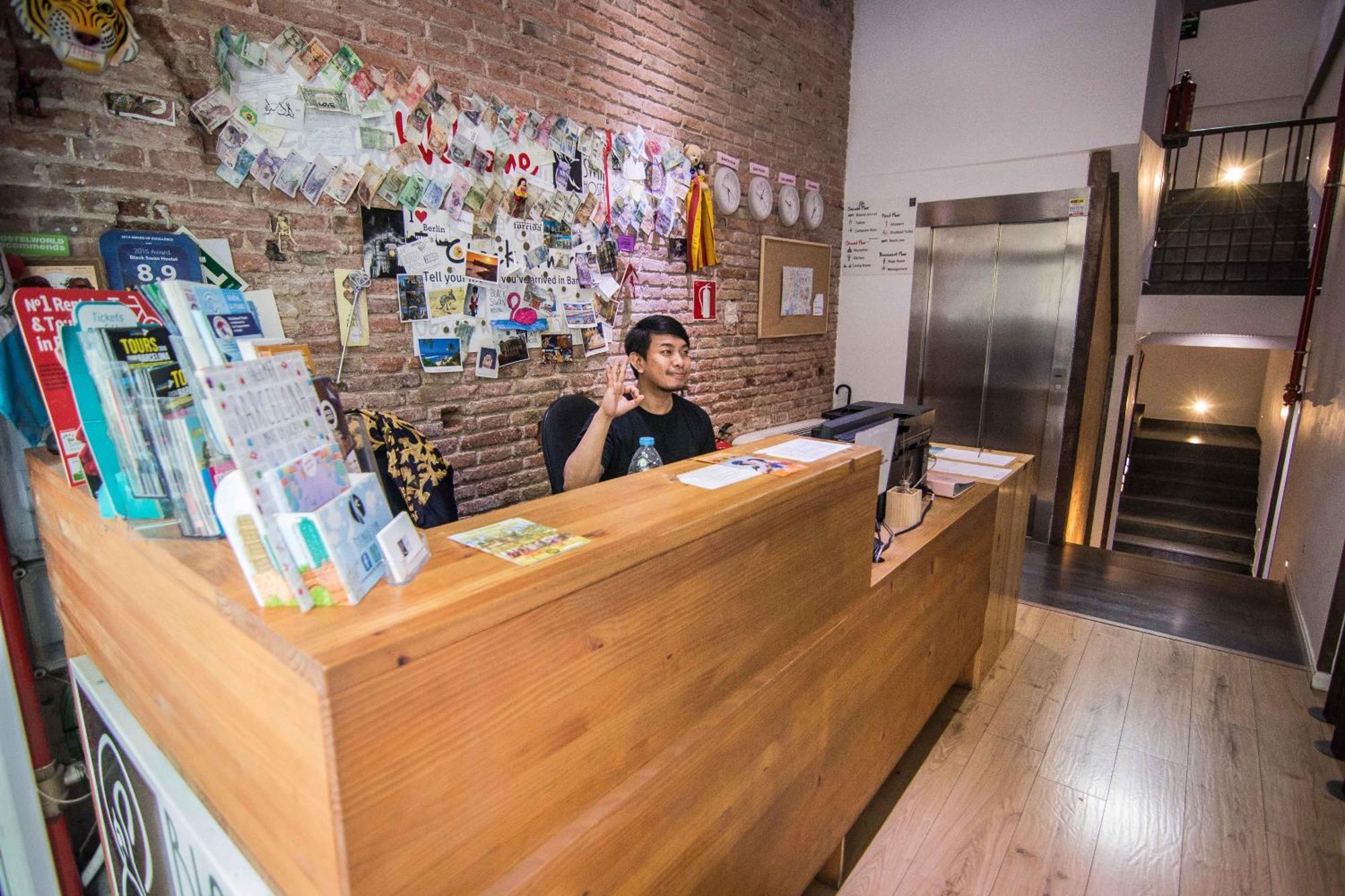 Black Swan Hostel Barcelona Eksteriør billede