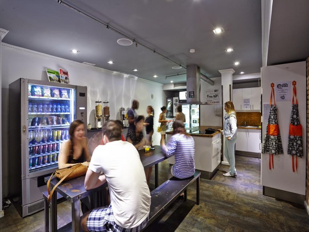 Black Swan Hostel Barcelona Eksteriør billede